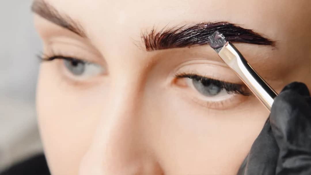 Henna Delia w domu: Krok po kroku do brwi jak z salonu